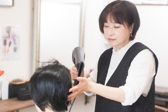 ドライヤーを当てる風景