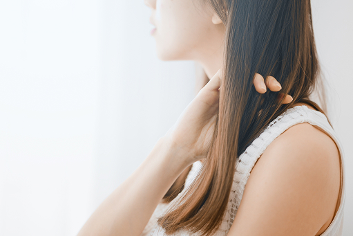 髪に触れる女性