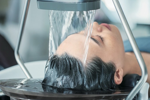 炭酸泉をする女性